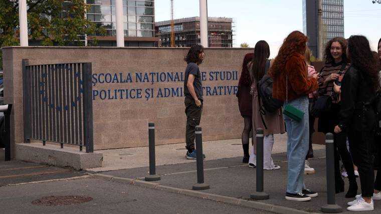 Protest la deschiderea anului universitar la SNSPA