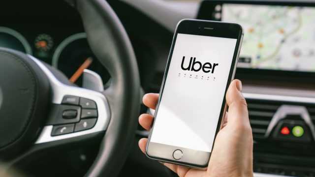 Șofer de Uber, ucis de un client. Atacatorul a fugit cu mașina