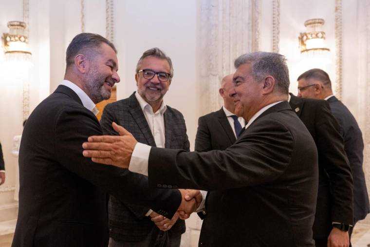 Senatorul Ovidiu Puiu i-a primit pe oficialii FC Barcelona care au deschis academie de fotbal în România