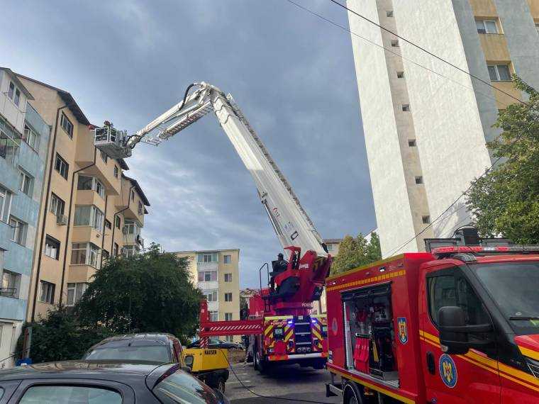 Pitești. Incendiu într-un apartament. Persoane evacuate din bloc