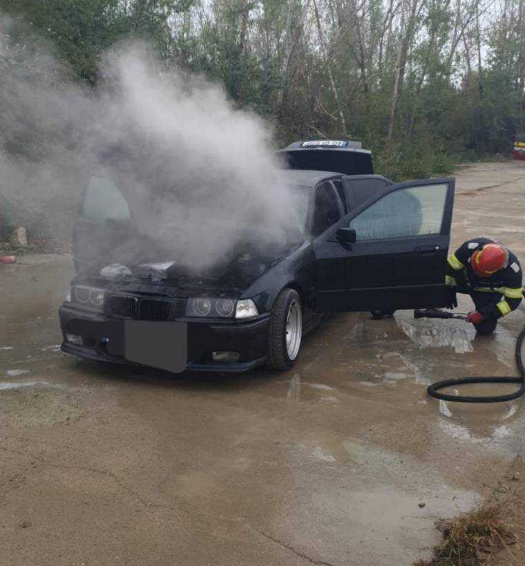 O maşină a luat foc de la motor la Costeşti, în Argeş