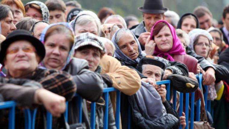 Câți bani a strâns o femeie care a reciclat sticle goale primite de la pelerinii aflați la moaștele Sfintei Parascheva