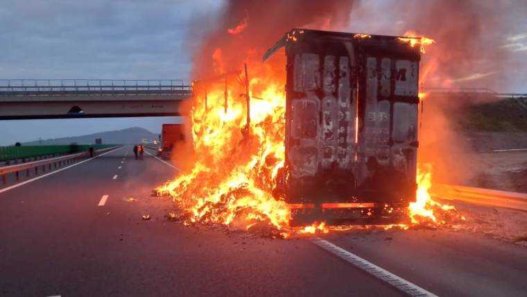 Tir în flăcări. Trafic oprit pe autostrada București-Pitești