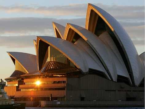 20 Octombrie 1973: Se inaugurează, în prezenţa Reginei Elisabeta a II-a a Marii Britanii, Opera din Sydney, Australia