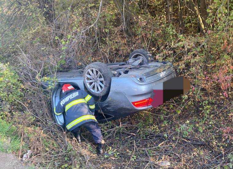 Accident în Argeș. A ajuns cu mașina în mărăcini