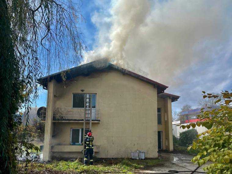 Incendiu la o vilă din Budeasa. O femeie, cu atac de panică