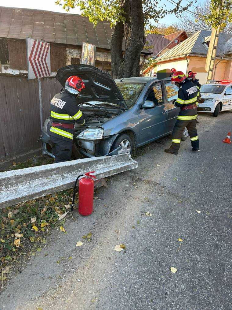 Accident în Argeș. Încă unul care a dat cu mașina în parapet