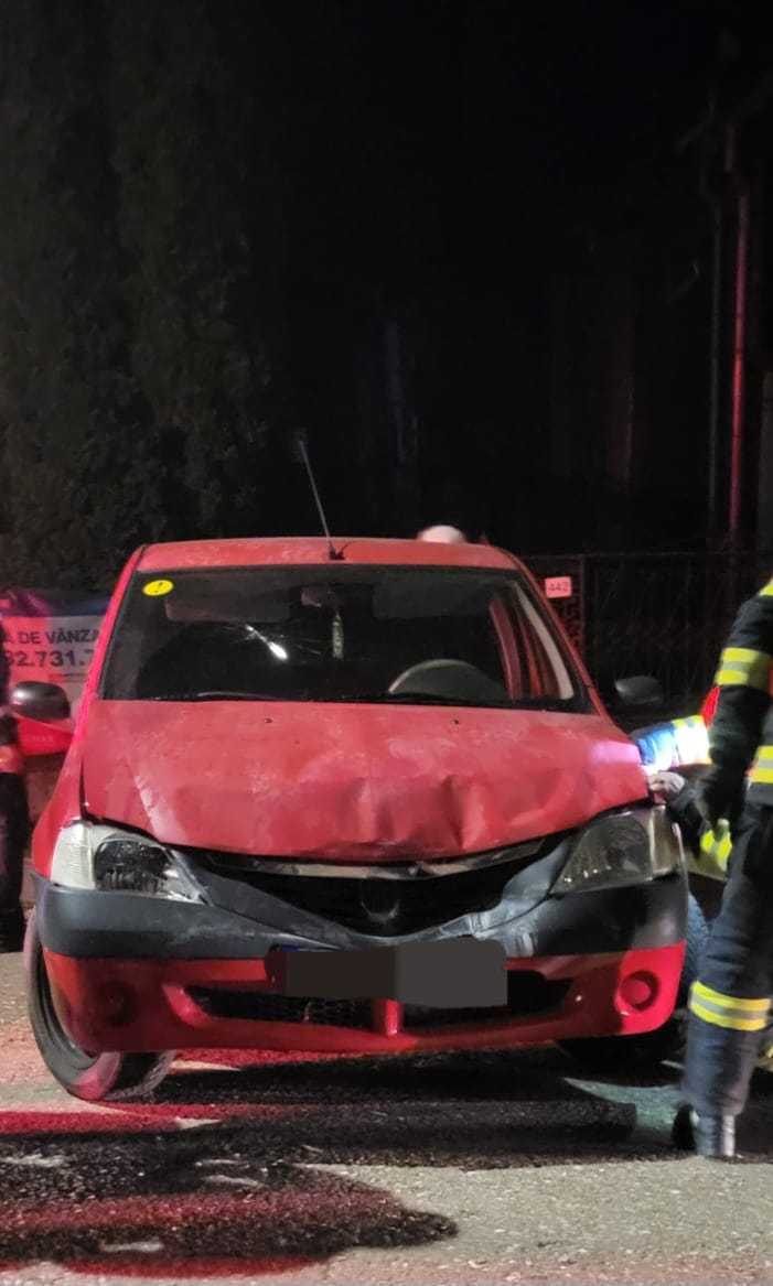 Autocar plin de persoane și o mașină, accident în Argeș