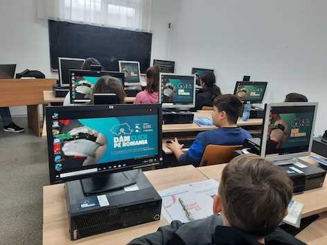 135 instituții educaționale din 40 de județe ale țării vor primi 2.000 de calculatoare prin proiectul Dăm Click pe România