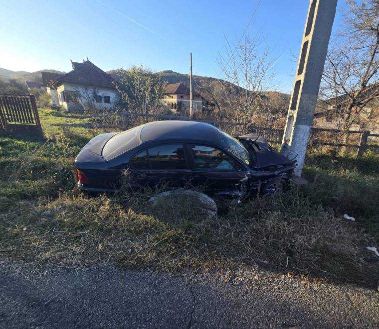 Accident în Argeș, cu două mașini ieșite în decor