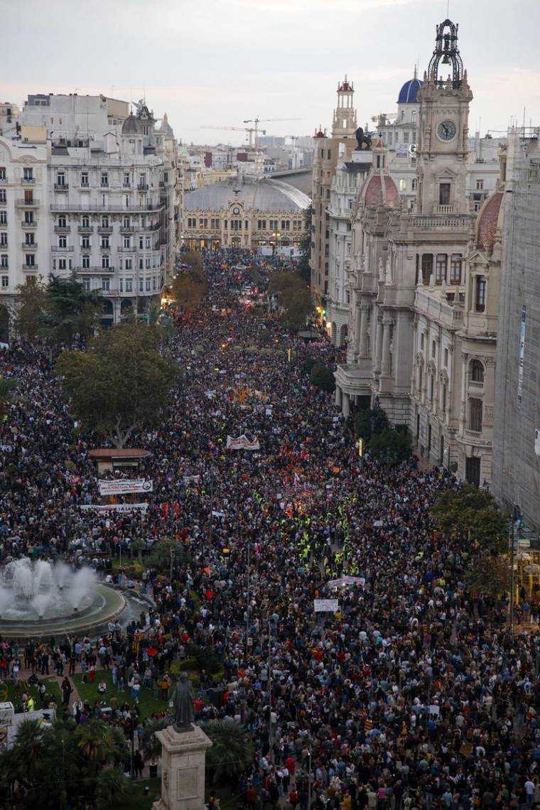 Spania. Aproximativ 130 de mii de persoane au protestat sâmbătă seara la Valencia, cerând demisia autorităților regionale, în urma inundațiilor devastatoare