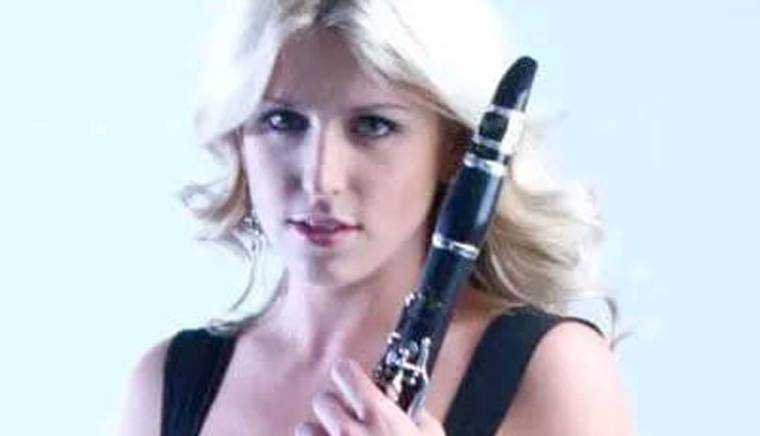 Dirijorul Gian Luigi Zampieri şi clarinetista Sarah Williamson, invitaţii de joi de la Filarmonica Piteşti