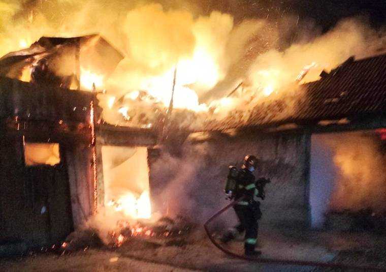 Incendiu puternic în comuna Brăduleț în această dimineață