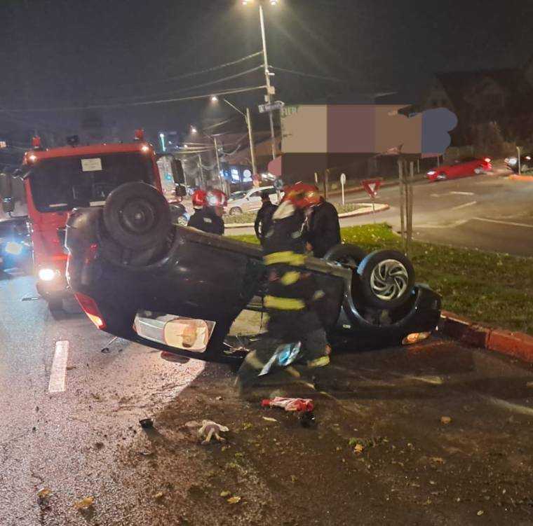 Video. Accident la Pitești. Mașină răsturnată în sensul giratoriu