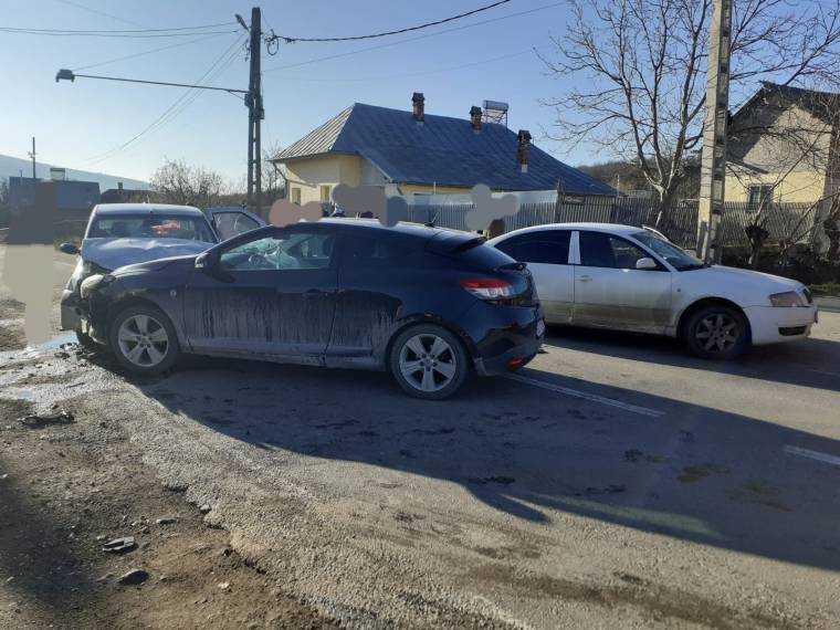 Accident cu 3 mașini, în Argeș. 3 persoane, transportate la spital 