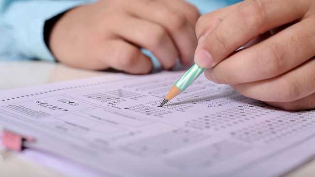 Peste 10.000 de candidaţi susţin duminică examenul de intrare în Rezidenţiat 