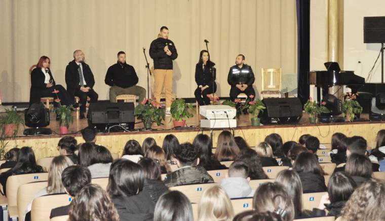 O nouă campanie iniţiată de ziarul nostru: „Fără bullying în şcolile argeşene!”. Deţinuţii de la Penitenciarul Mioveni le vorbesc elevilor despre consecinţele infracţionalităţii