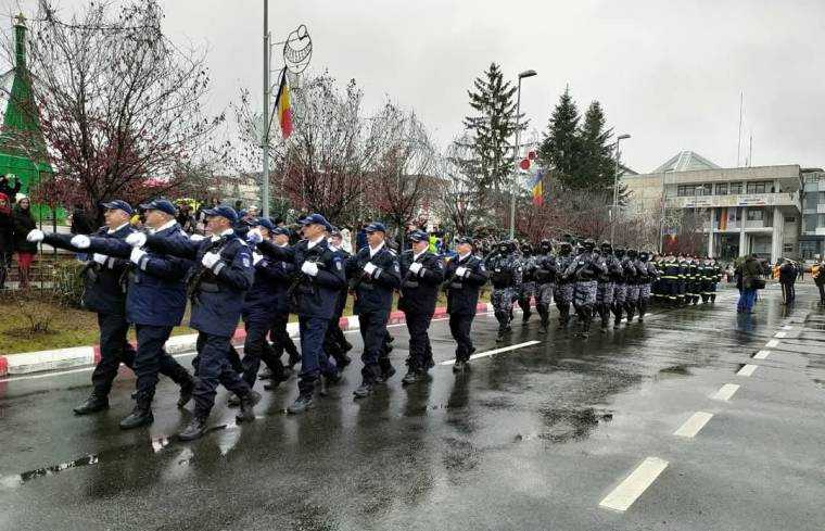 Defilare în Centrul Civic din Mioveni, de 1 Decembrie