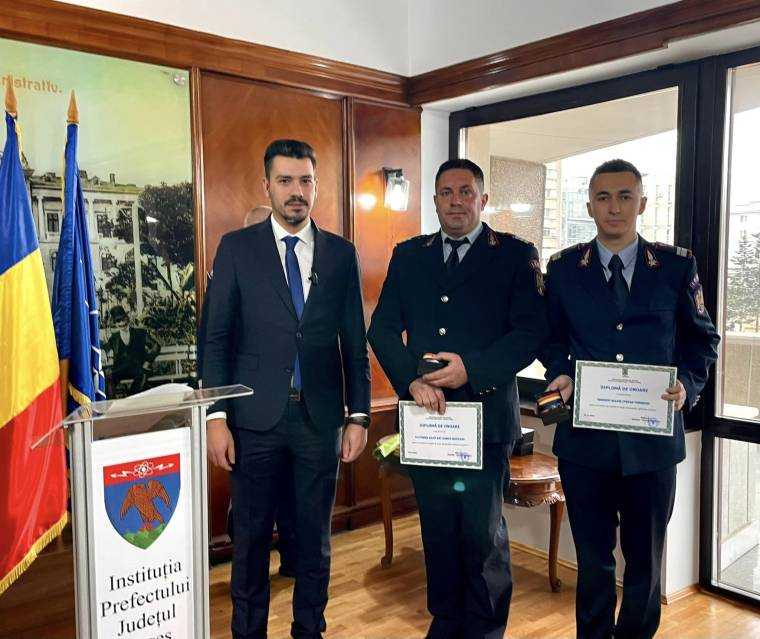 Doi pompieri din Argeș, premiați pentru intervențiile din acest an