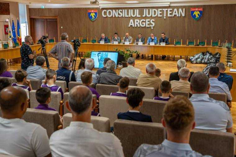 Bani de la Consiliul Județean Argeș pentru asociații, fundații și unități de cult