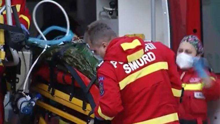 După ce a băut, un adolescent în vârstă de 16 ani a căzut de la etajul patru al unui bloc din Pitești