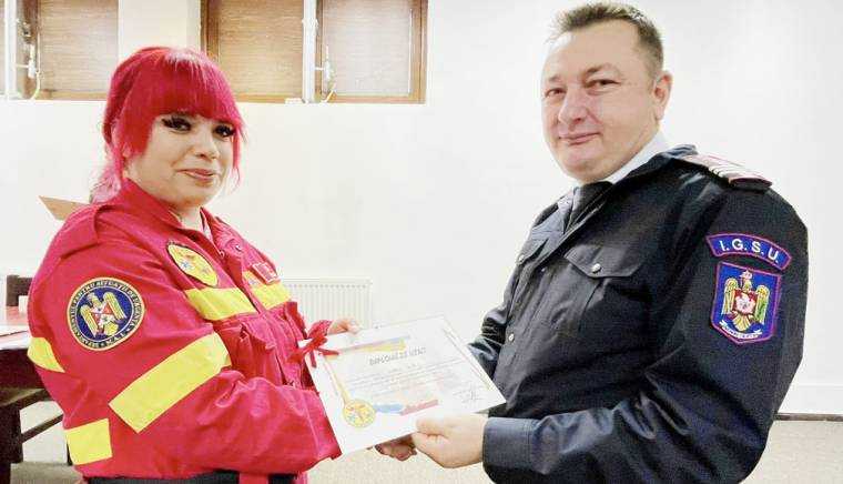 Interviu cu un paramedic voluntar. „Nu contează în ce case ajungi sau peste cine dai la intervenţie, pe toţi îi tratăm la fel, cu empatie şi respect”