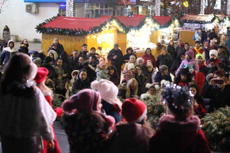 Cântec, dans și emoție, într-un spectacol al bucuriei de a dărui, la Târgul de Crăciun Pitești!
