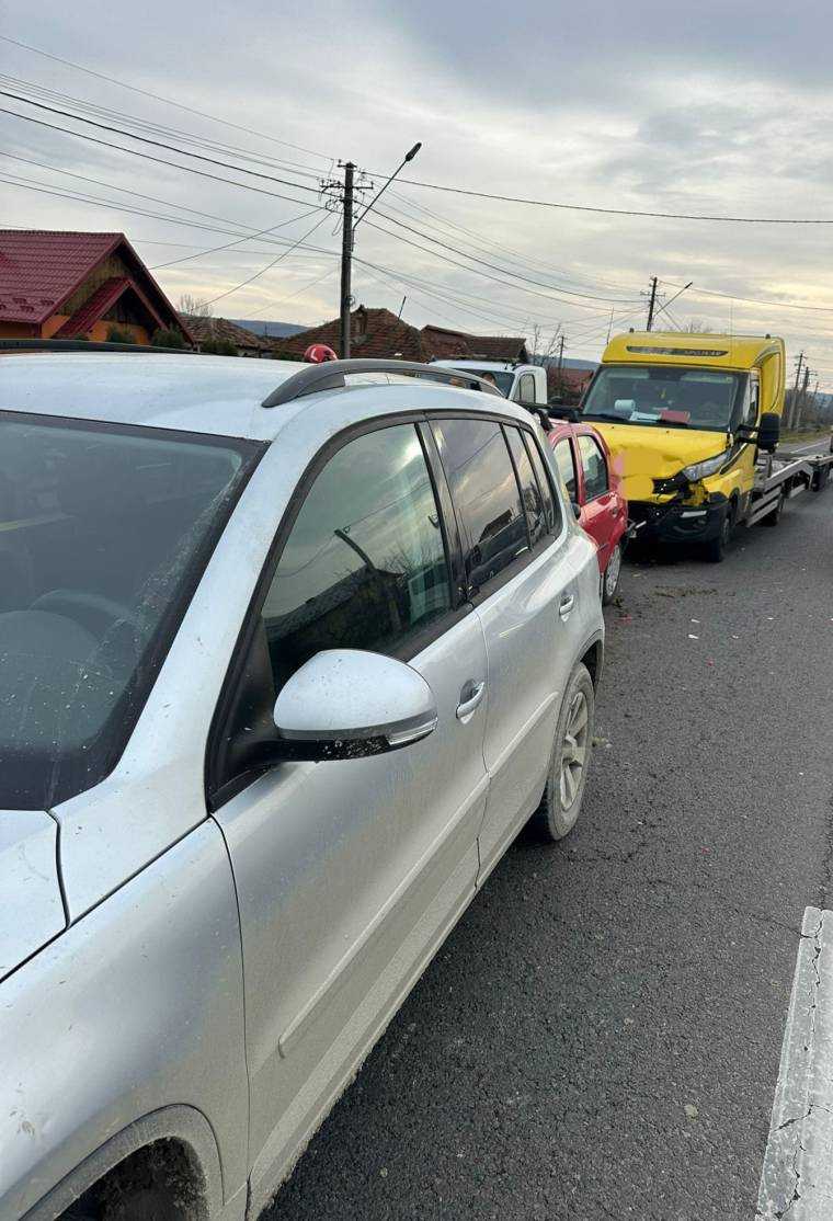 Accident în Argeş, cu trei maşini. Asistenţă medicală la faţa locului