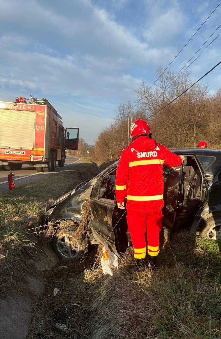 Accident în Argeş, la Stâlpeni. Maşină în şanţ