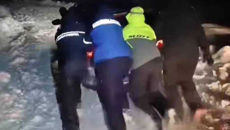 O familie cu un bebeluș de 2 ani, salvată din mașina blocată în nămeți