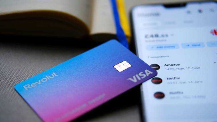 Revolut devine bancă românească şi trece la IBAN-uri locale proprii