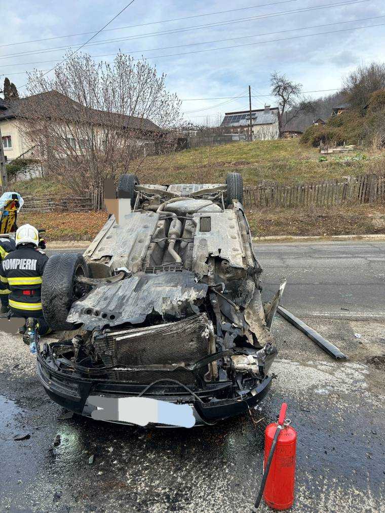 Accident în Argeș. Mașină cu roțile în sus