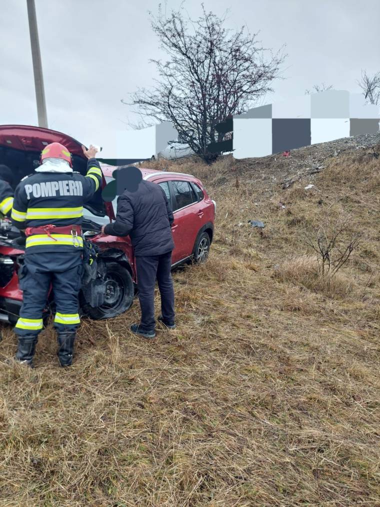 Accident în Argeș. A ieșit cu mașina de pe drum