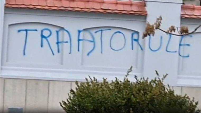 Gardul Palatului Cotroceni a fost vandalizat. „Trădătorule, pleacă!”