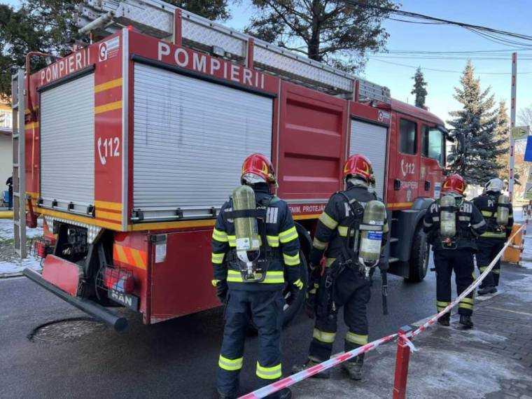 Explozie într-un bloc din Topoloveni. Peste 50 de persoane evacuate