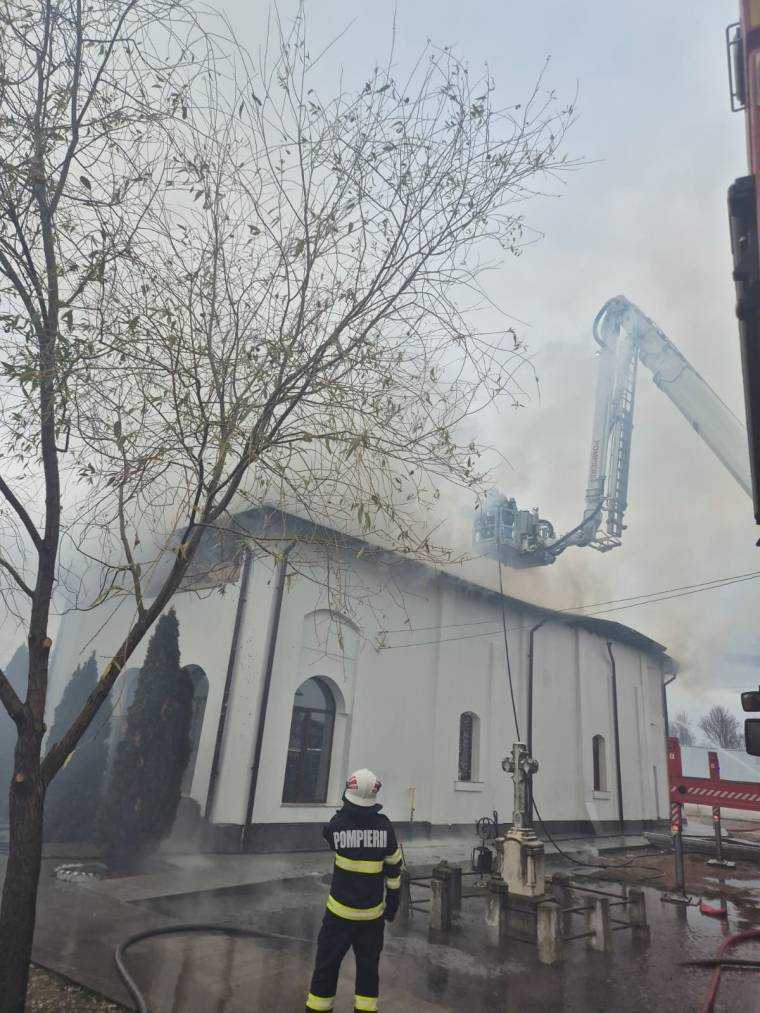 Pompierii au reușit să salveze biserica din Albota. Cauza focului