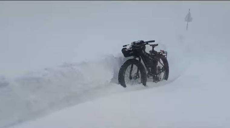 A urcat cu bicicleta pe munte și a rămas blocat în viscol