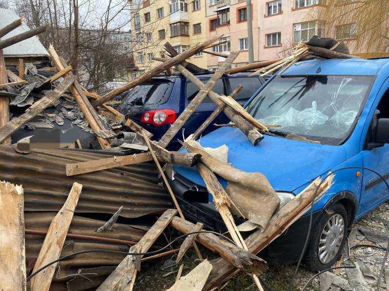 Câmpulung. Vântul a smuls acoperişul de pe un bloc