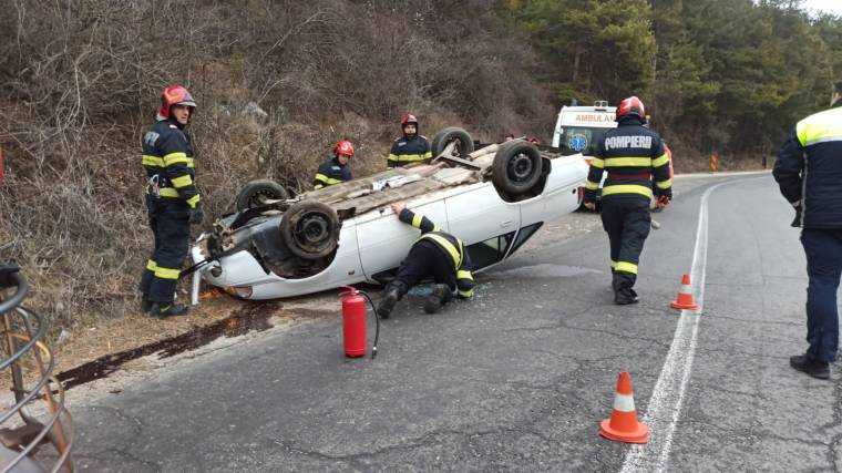 S-a răsturnat cu mașina la Mausoleul Mateiaș