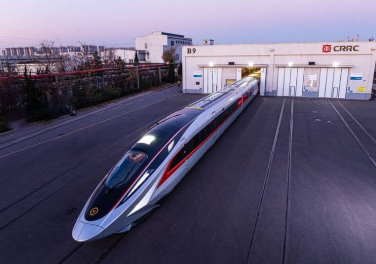 Chinezii au făcut un tren care „zboară” cu 450 km/h – record mondial