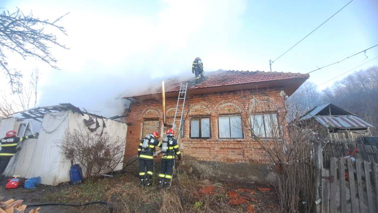 Arde la Valea Danului, în Argeş. Două butelii, evacuate de pompieri