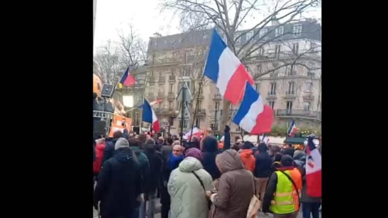 Proteste la Ambasada României din Paris de susținere a lui Călin Georgescu