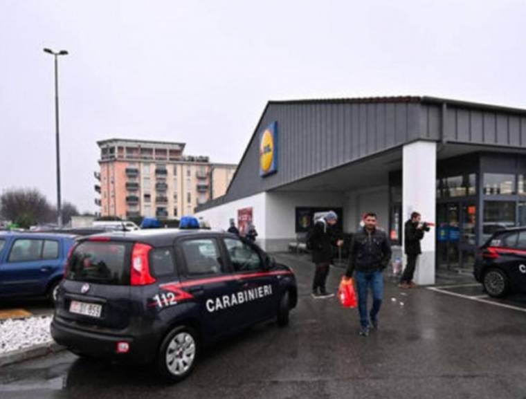 Scene horror cu o româncă înjunghiată de soț în parcarea unui supermarket din Bergamo