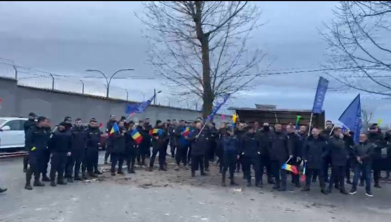 VIDEO. Protest la Penitenciarul Mioveni. Polițiștii se revoltă față de Ordonanța Trenuleț