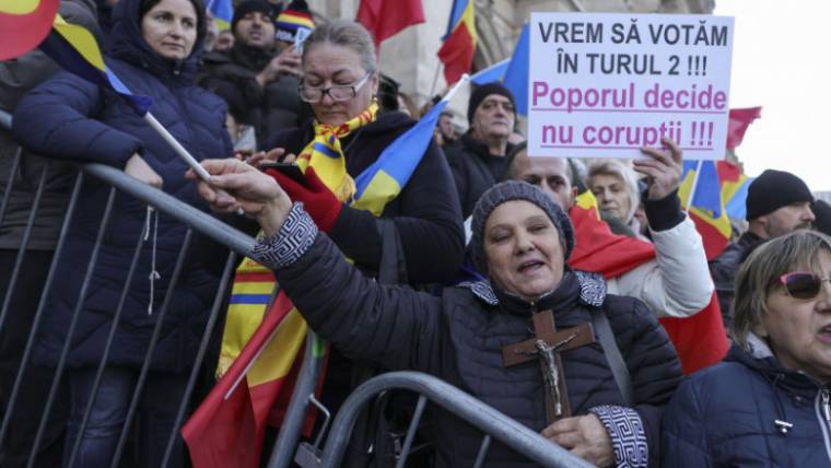 Mii de susținători ai lui Călin Georgescu protestează la Palatul Parlamentului