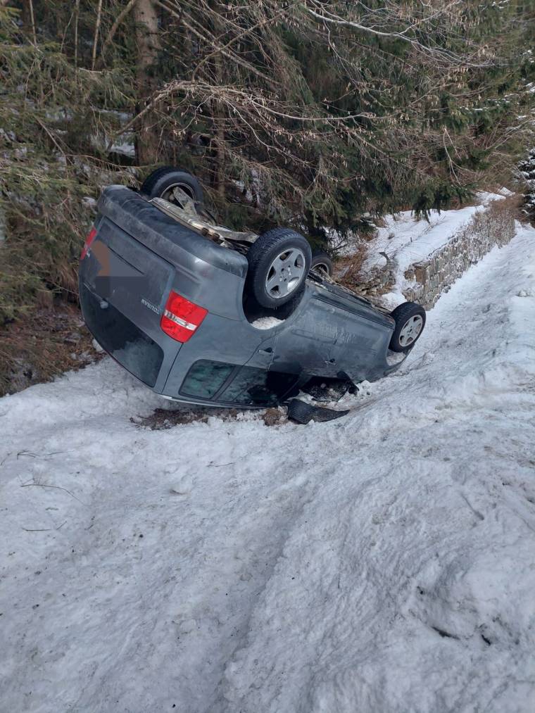 Accident în Argeș. S-a răsturnat cu mașina pe Transfăgărășan