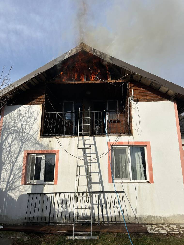 Pompierii intervin în Costești. Arde o casă