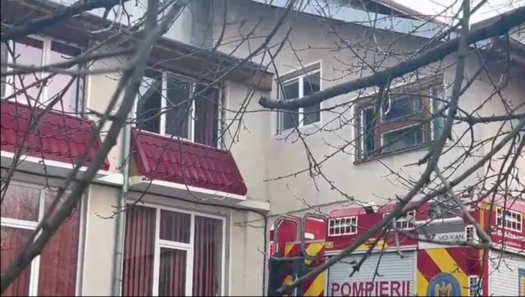 Video. Incendiu la Pitești. Un centru de copii, evacuat