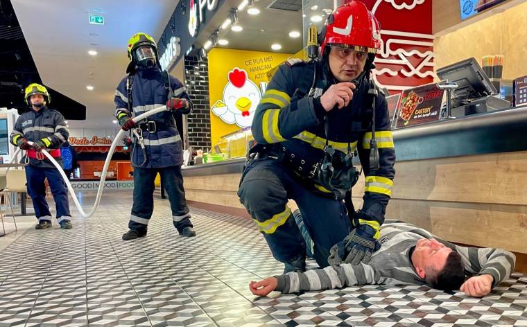 Incendiu simulat într-un mall din Pitești. Cum au acționat pompierii