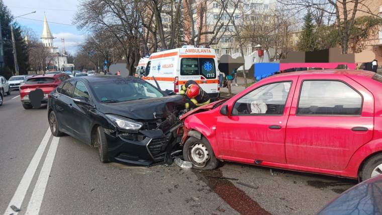 Accident cu două victime și cinci mașini în Pitești